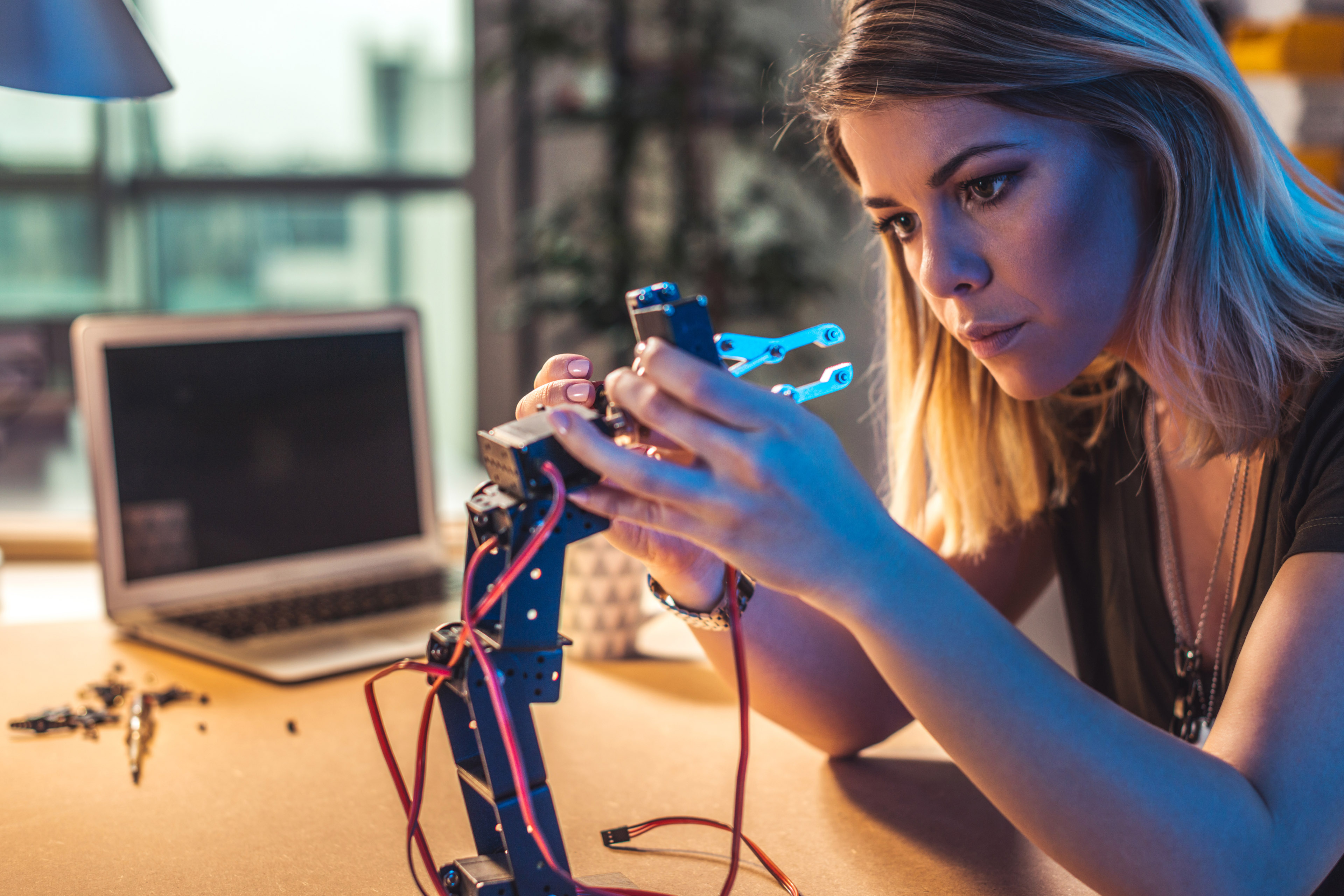 Young woman testing the Robot