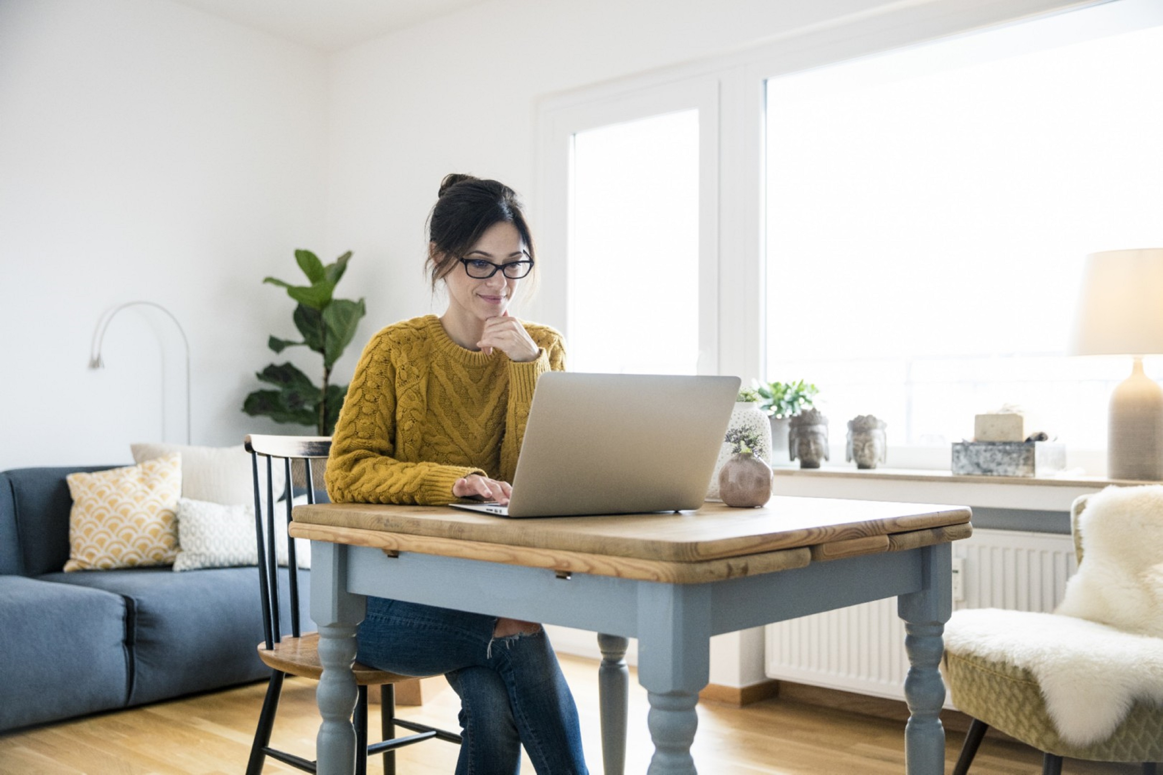 EY Woman working on a table