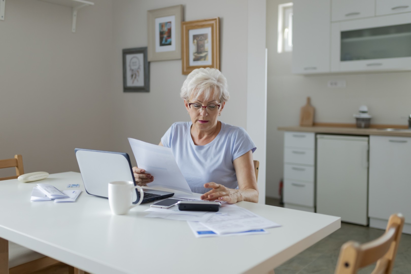 Ey woman working from house