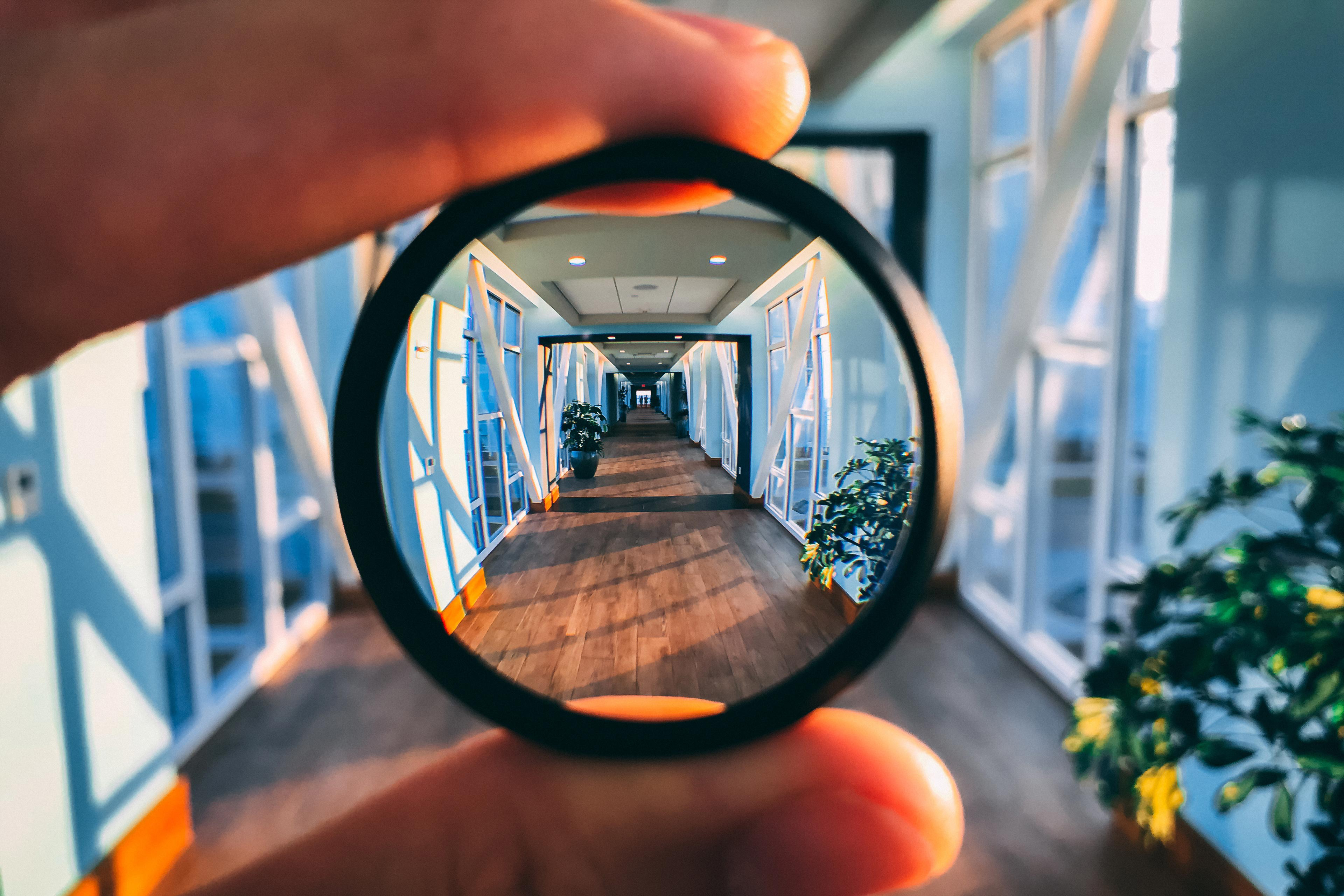 Magnification glass giving a long feel of depth