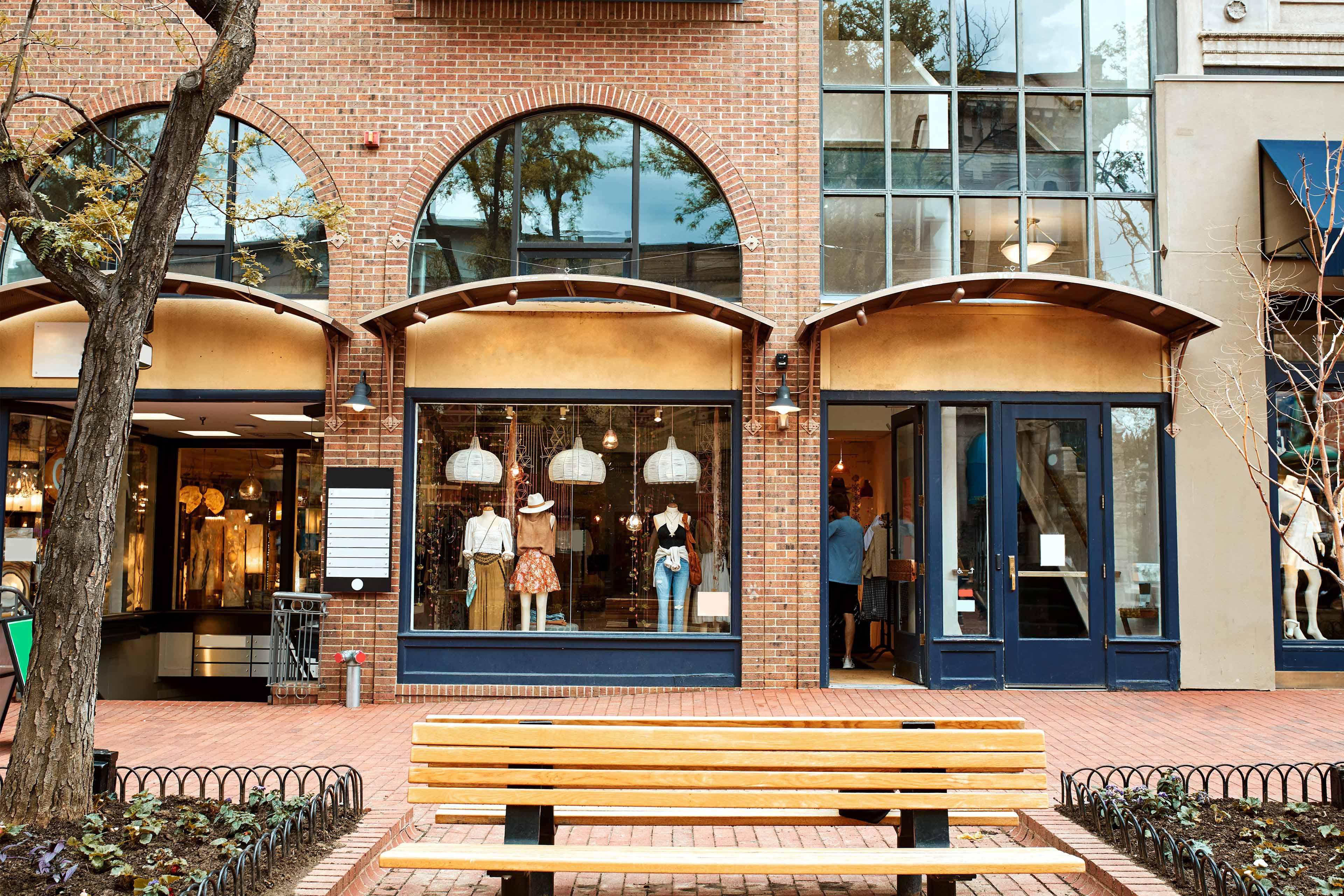 Retail shops and restaurants on pearl street