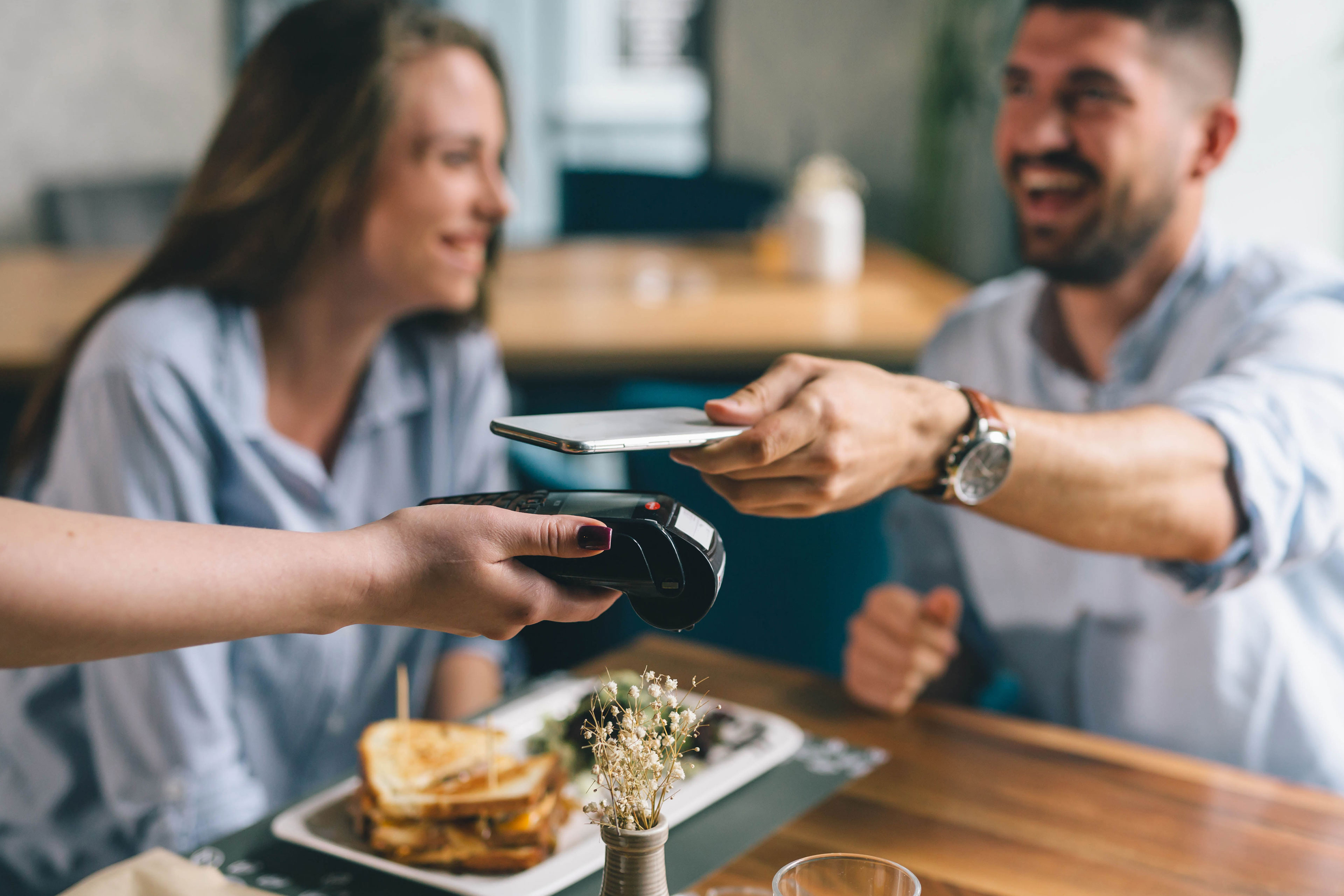 Paying contactless with mobile phone