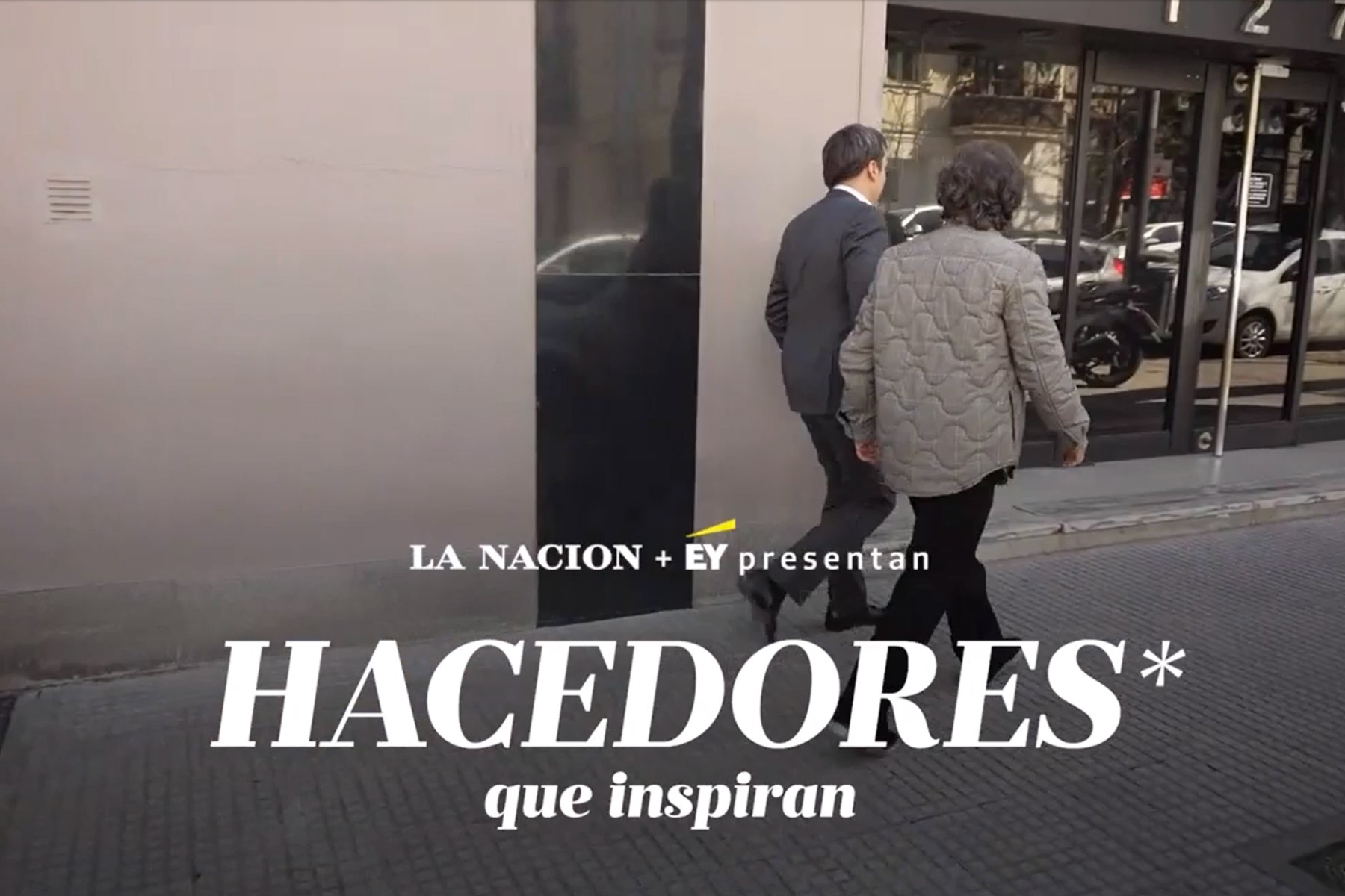 Imagen de Roberto Pumar y José del Rio caminando en la calle, con la placa de Hacedores por LA NACION + EY