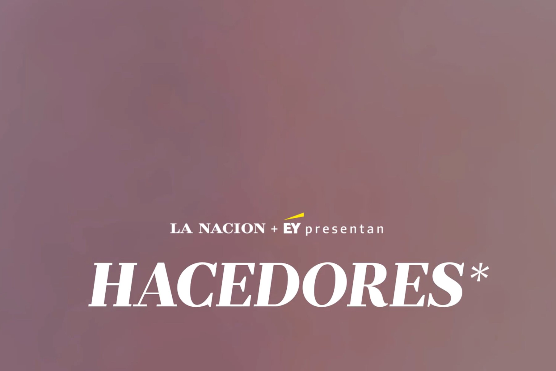 Placa de Hacedores, presentado por LA NACION + EY, con fondo rosado