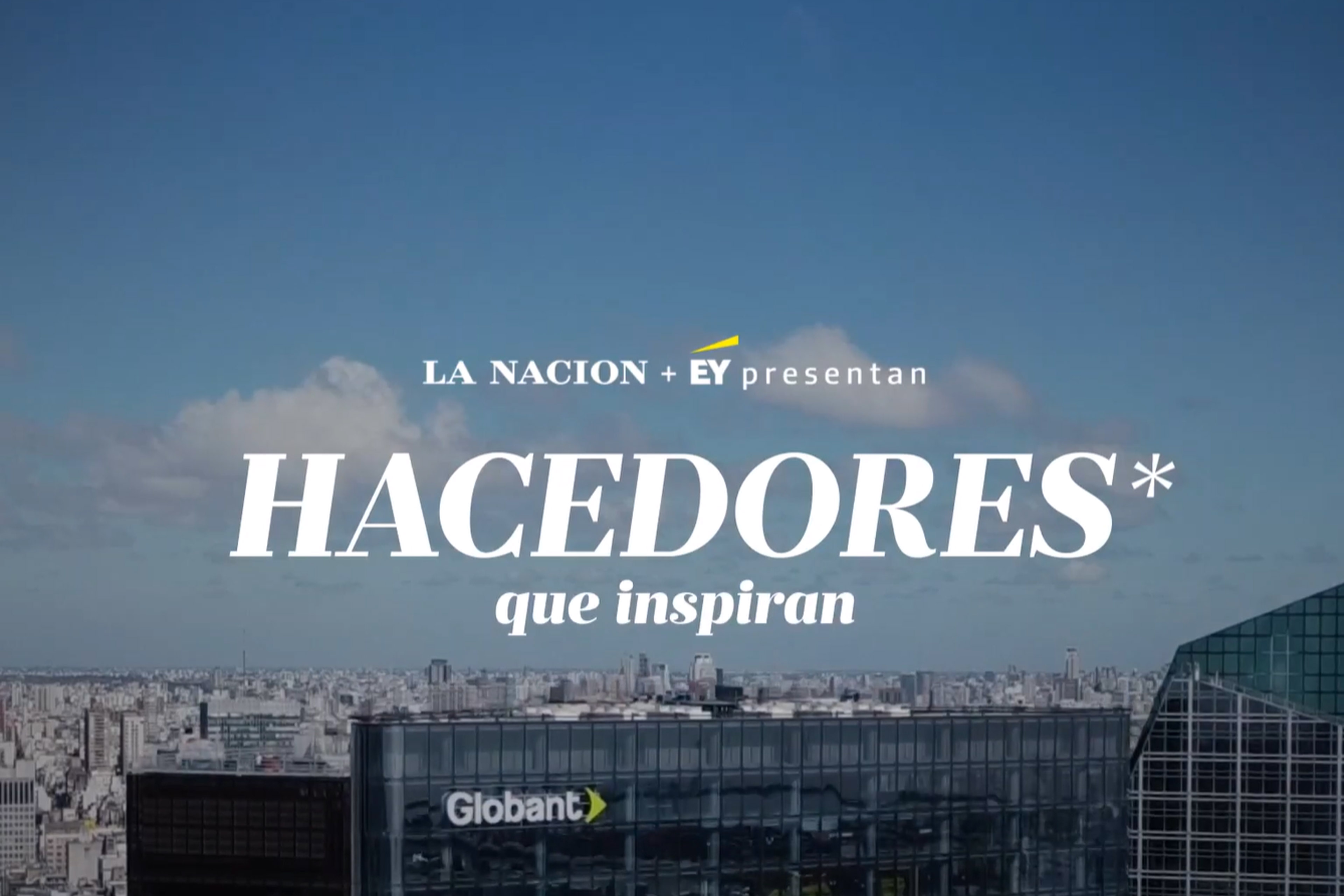 Placa de Hacedores, presentado por LA NACION + EY, en el fondo se puede ver una imagen el edificio de Globant