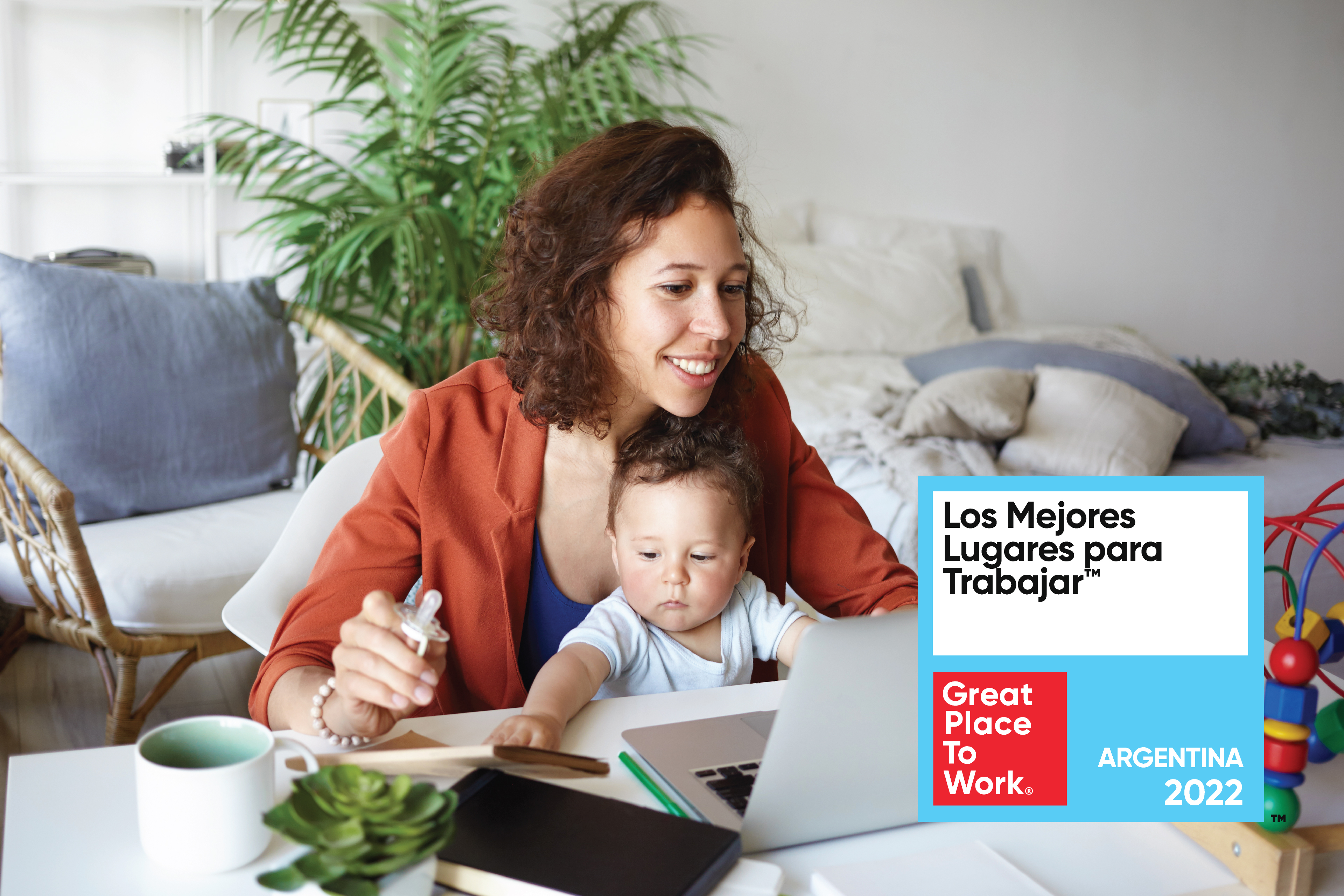 Mujer trabajando junto a su bebe.