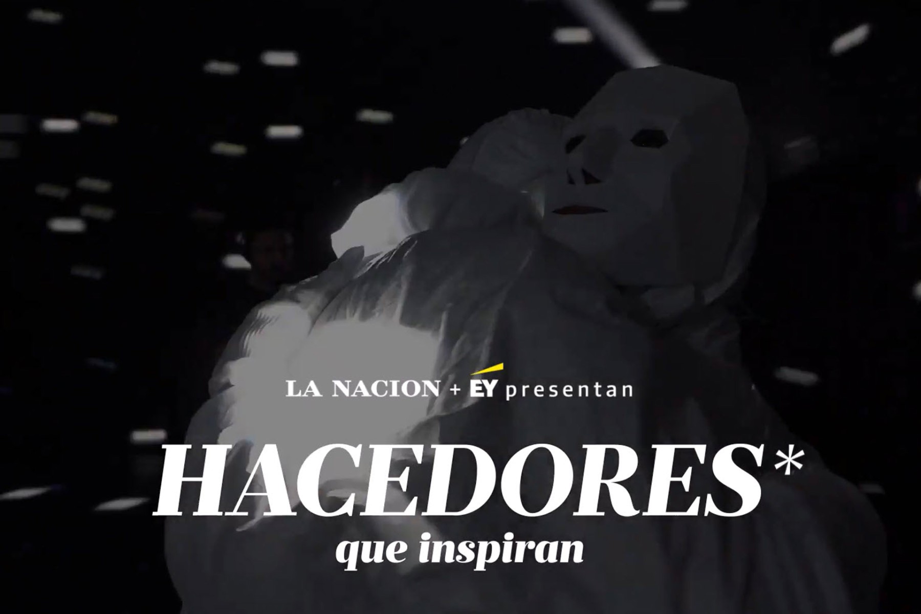 Placa de Hacedores, presentado por LA NACION + EY, de fondo se puede ver una imagen del evento Real Self