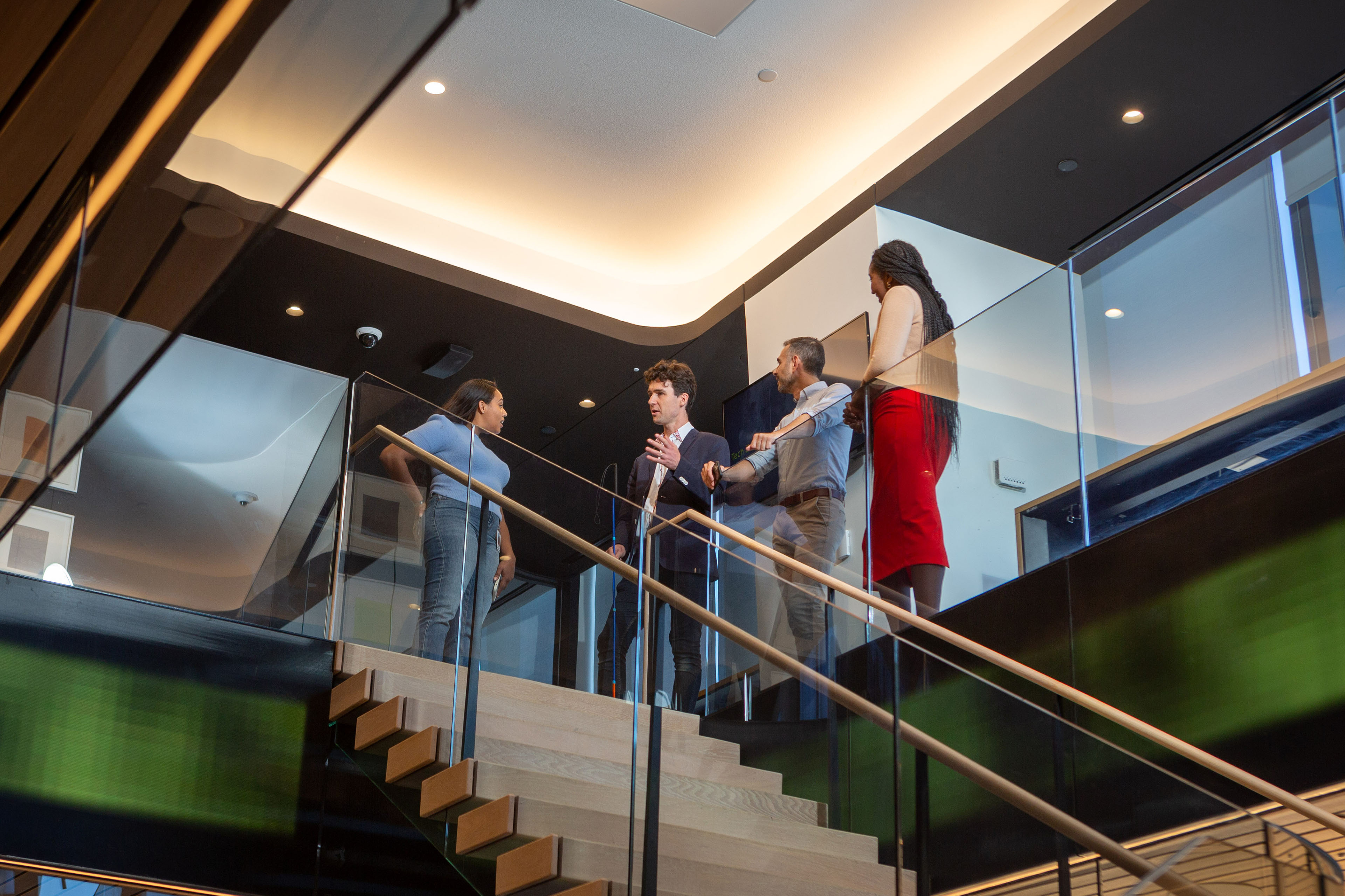 Equipo conversando junto a escalera