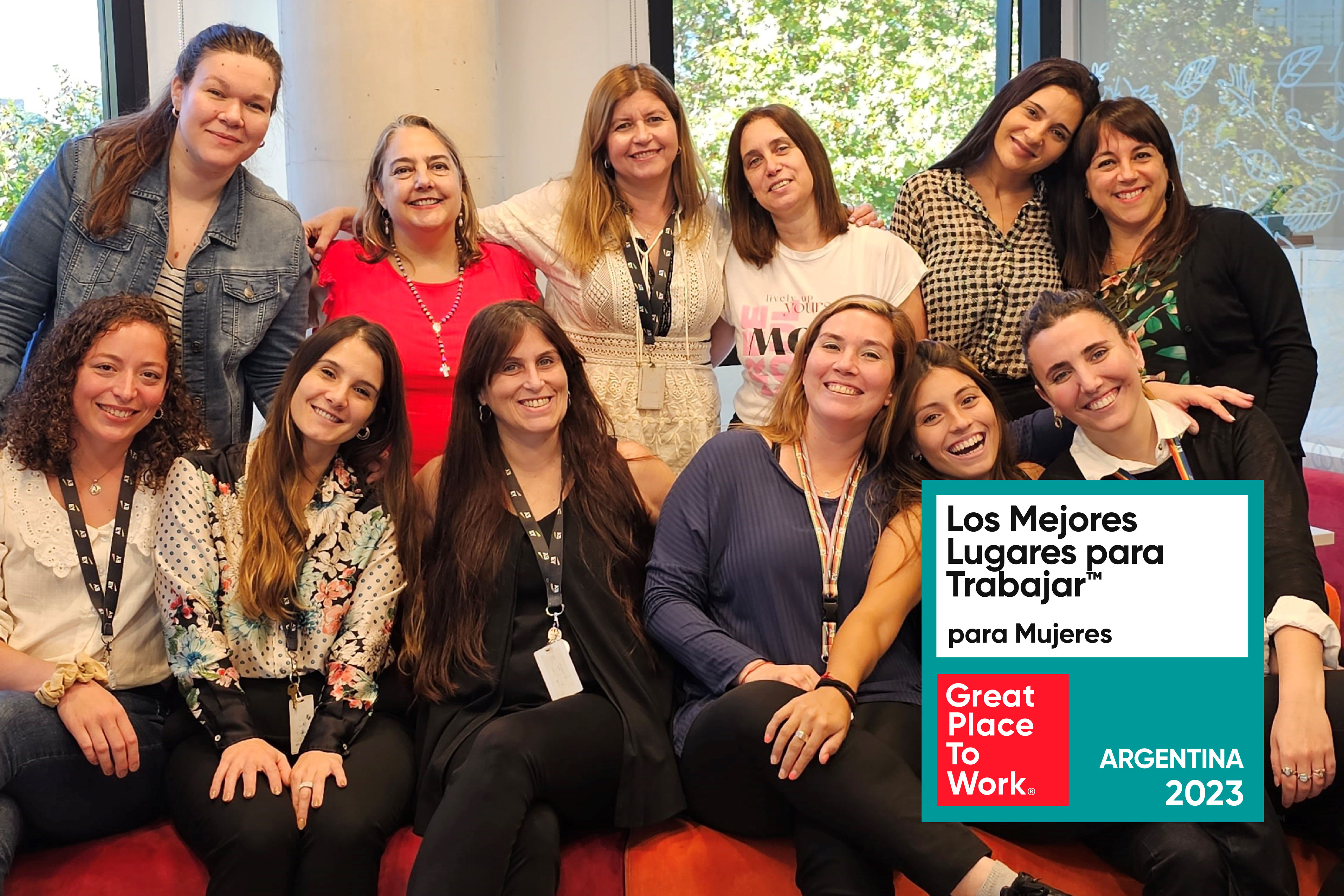 Mujeres sonriendo en una oficina.