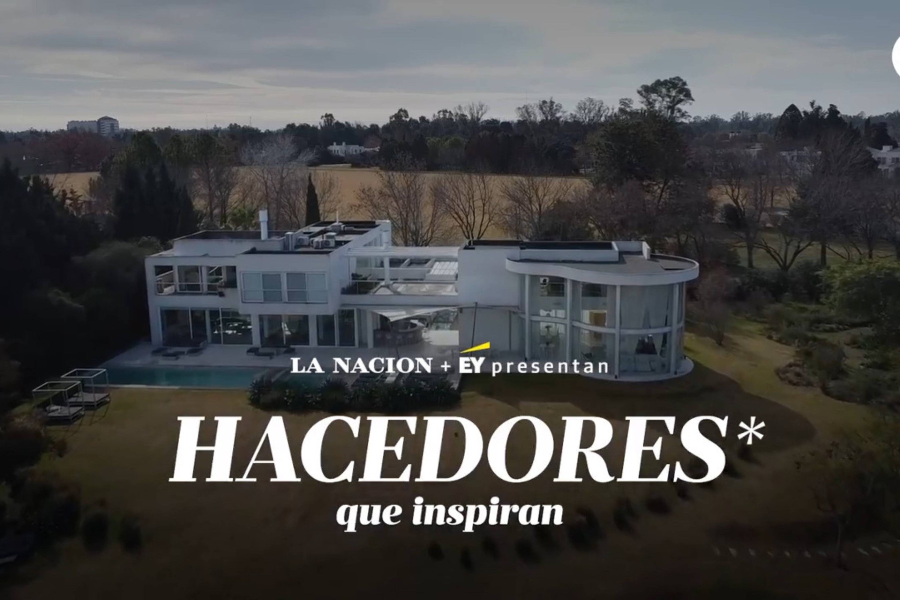 Placa de Hacedores, presentado por LA NACION + EY, en el fondo se puede ver una imagen de la casa de Alec Oxenford