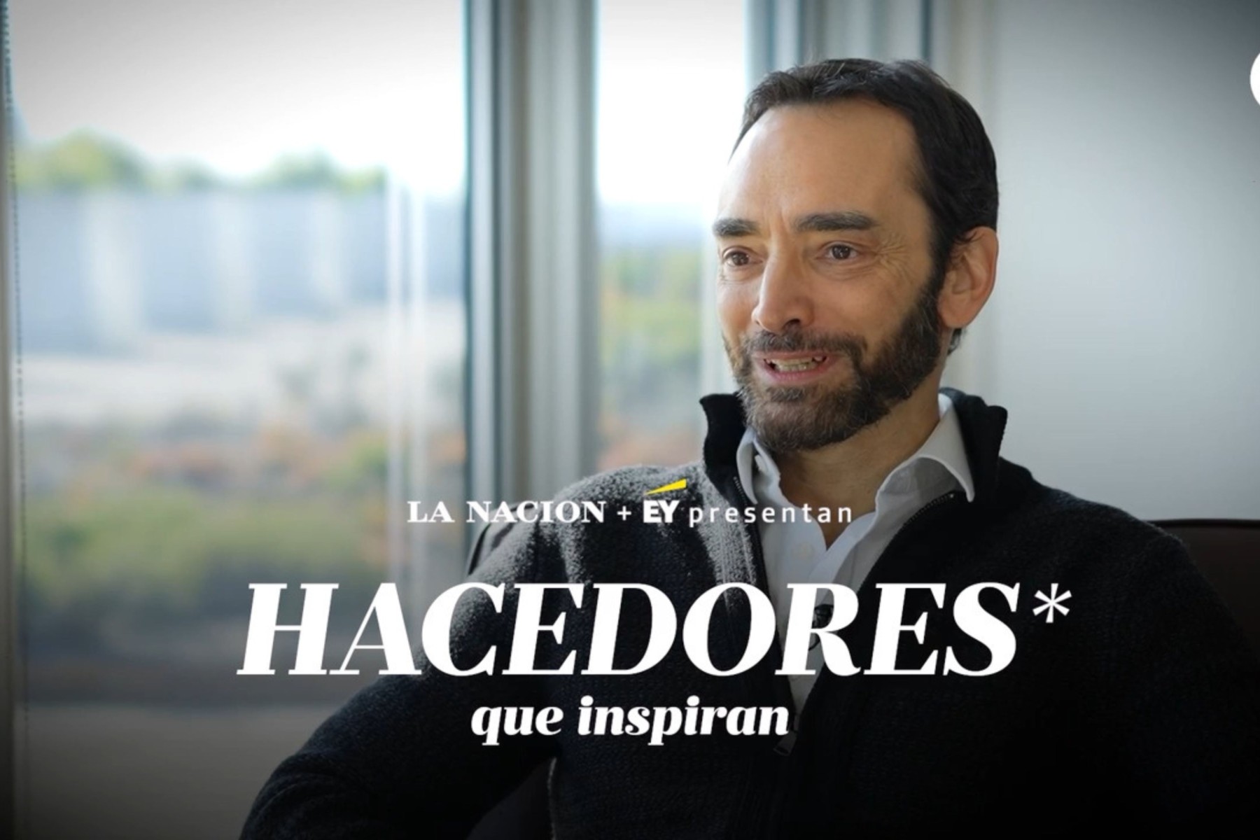 Placa de Hacedores, presentado por LA NACION + EY, de fondo se puede ver una imagen de Hernan Kazah