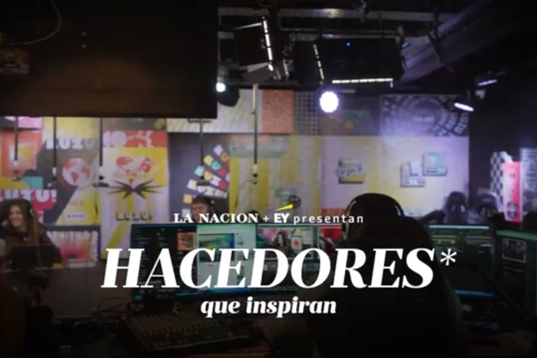 Placa de Hacedores, presentado por LA NACION + EY, de fondo se puede ver una imagen del estudio de Luzu TV