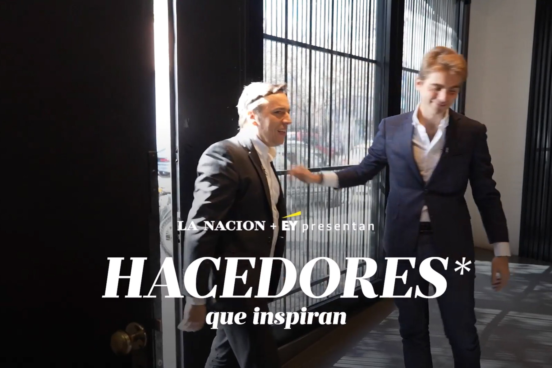 Placa de Hacedores, presentado por LA NACION + EY, de fondo se puede ver una imagen de Pierpaolo Barbieri y José del Rio