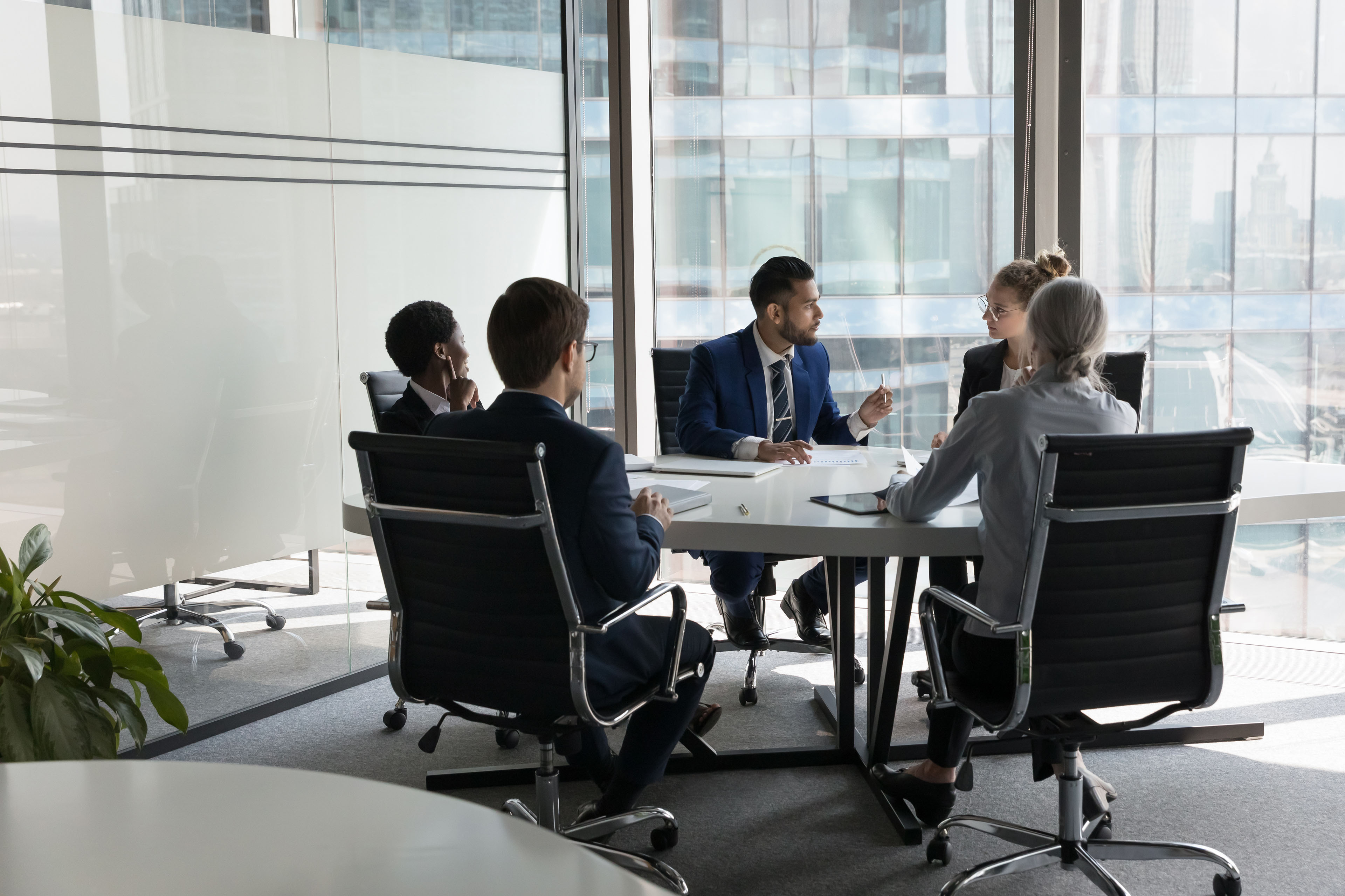 Personas reunidas trabajando