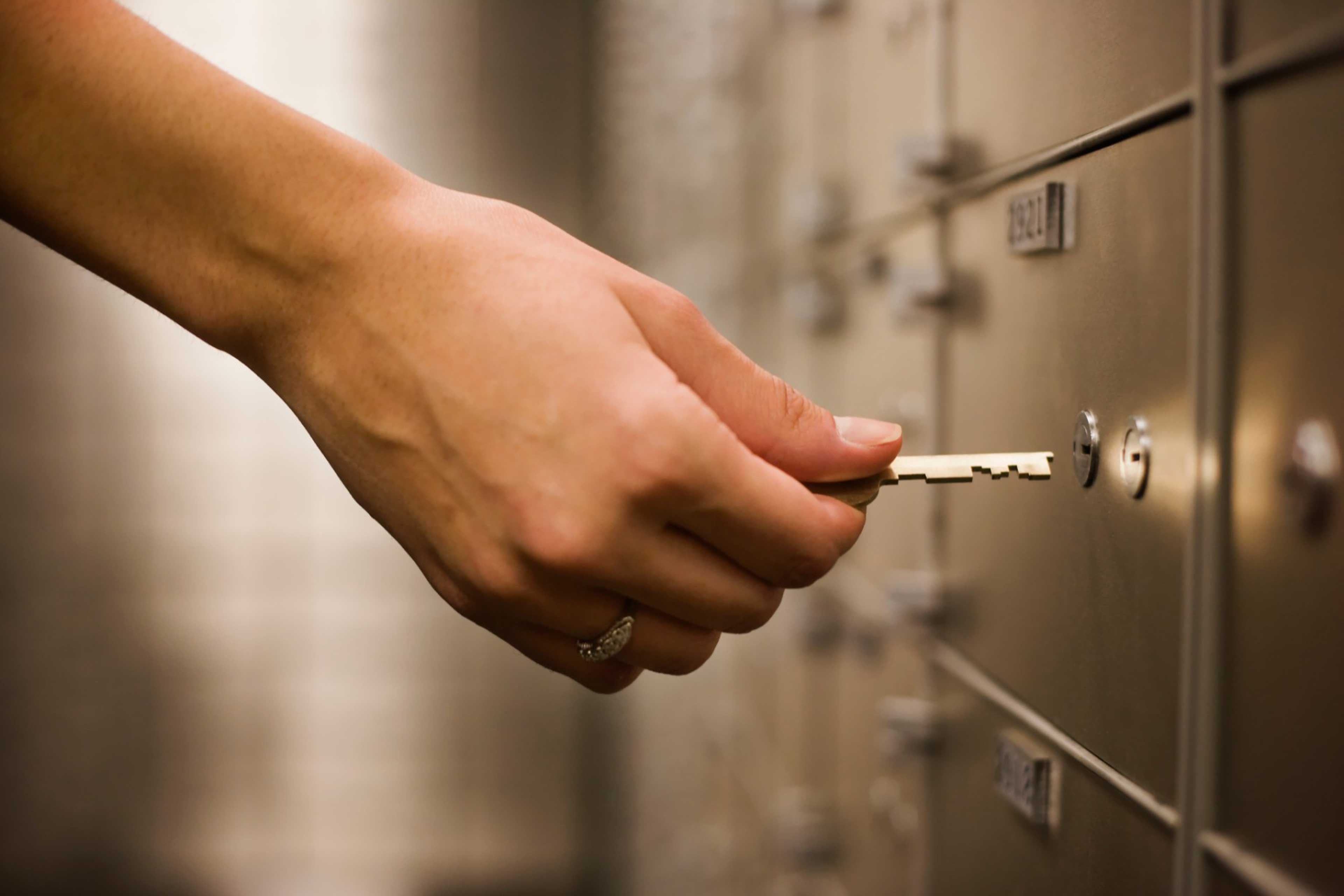 Hand opening locker with key