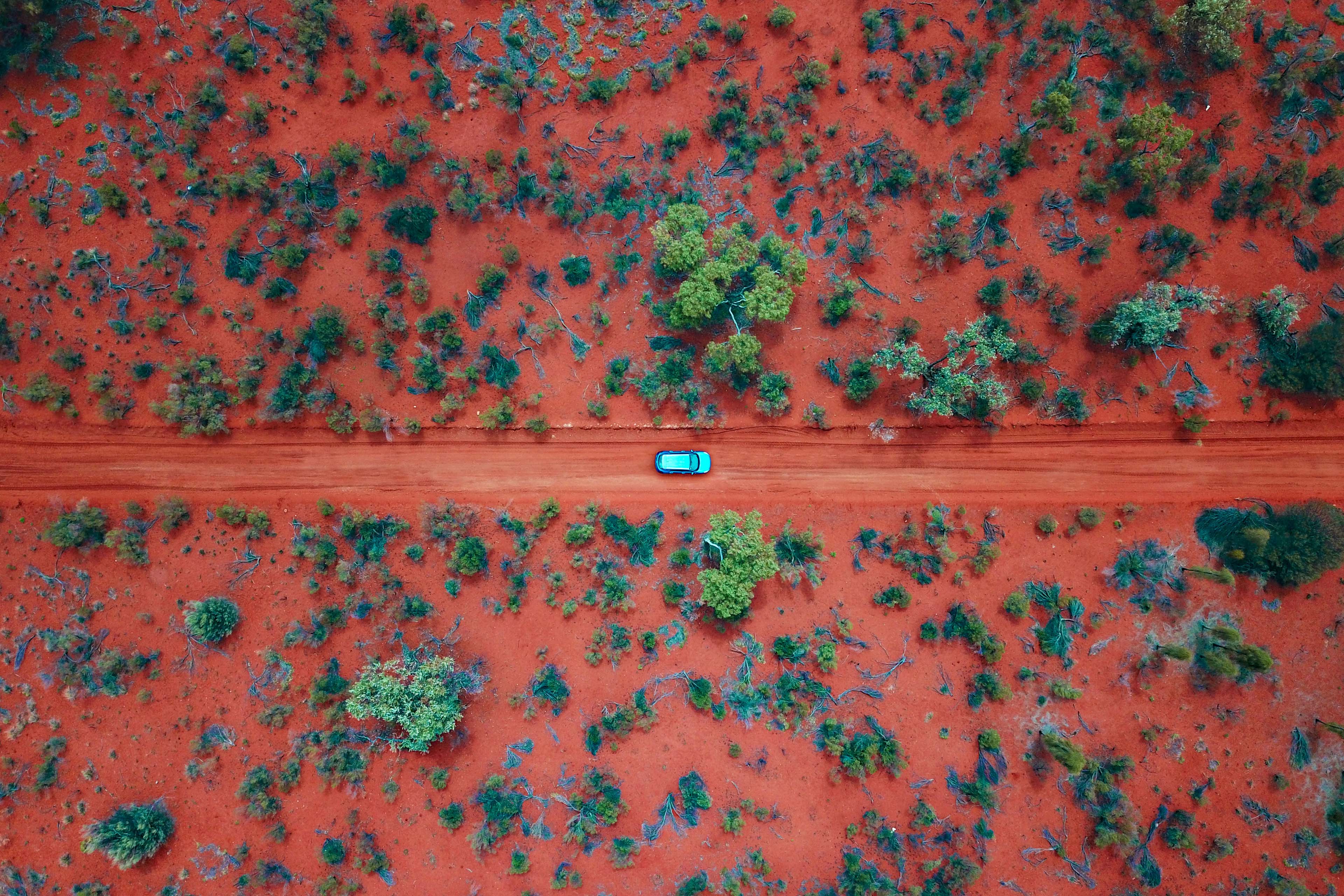 Autolla ajaminen punaisilla keskiteillä Australian takamailla