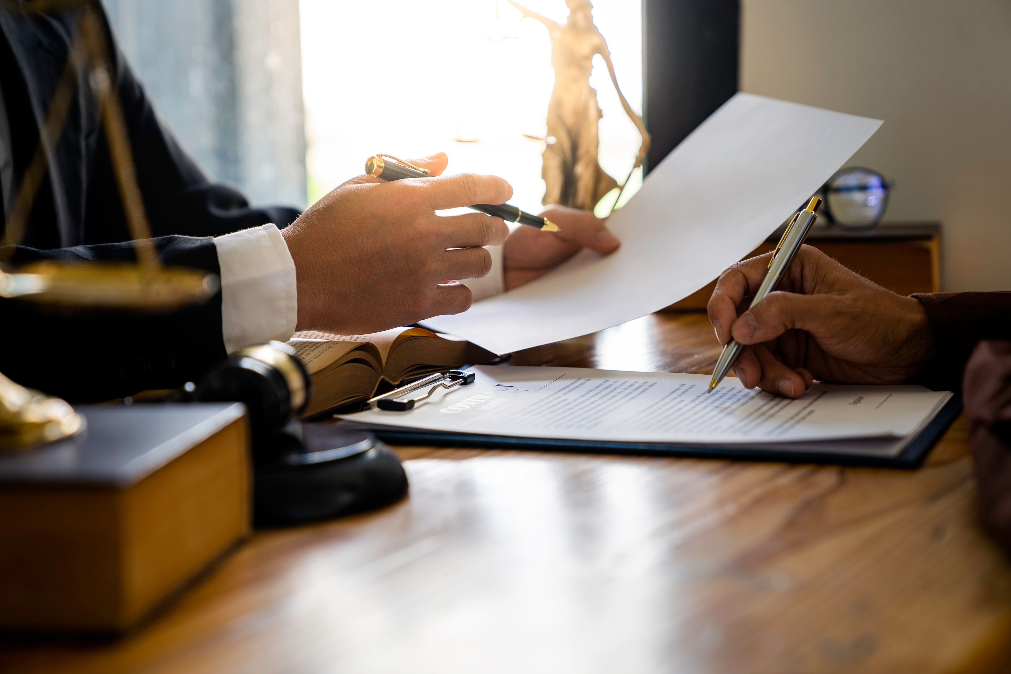 Deux personnes autour d'une discussion pour la signature d'un contrat