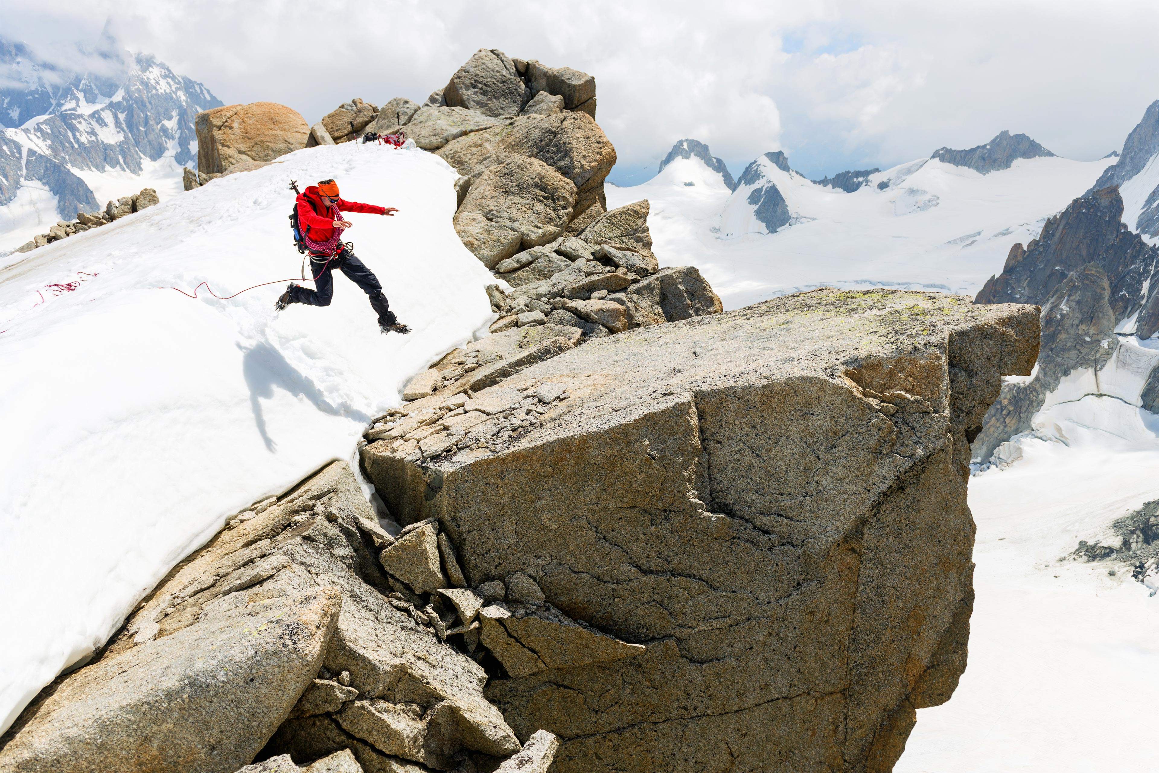 Homme sautant dans la neige