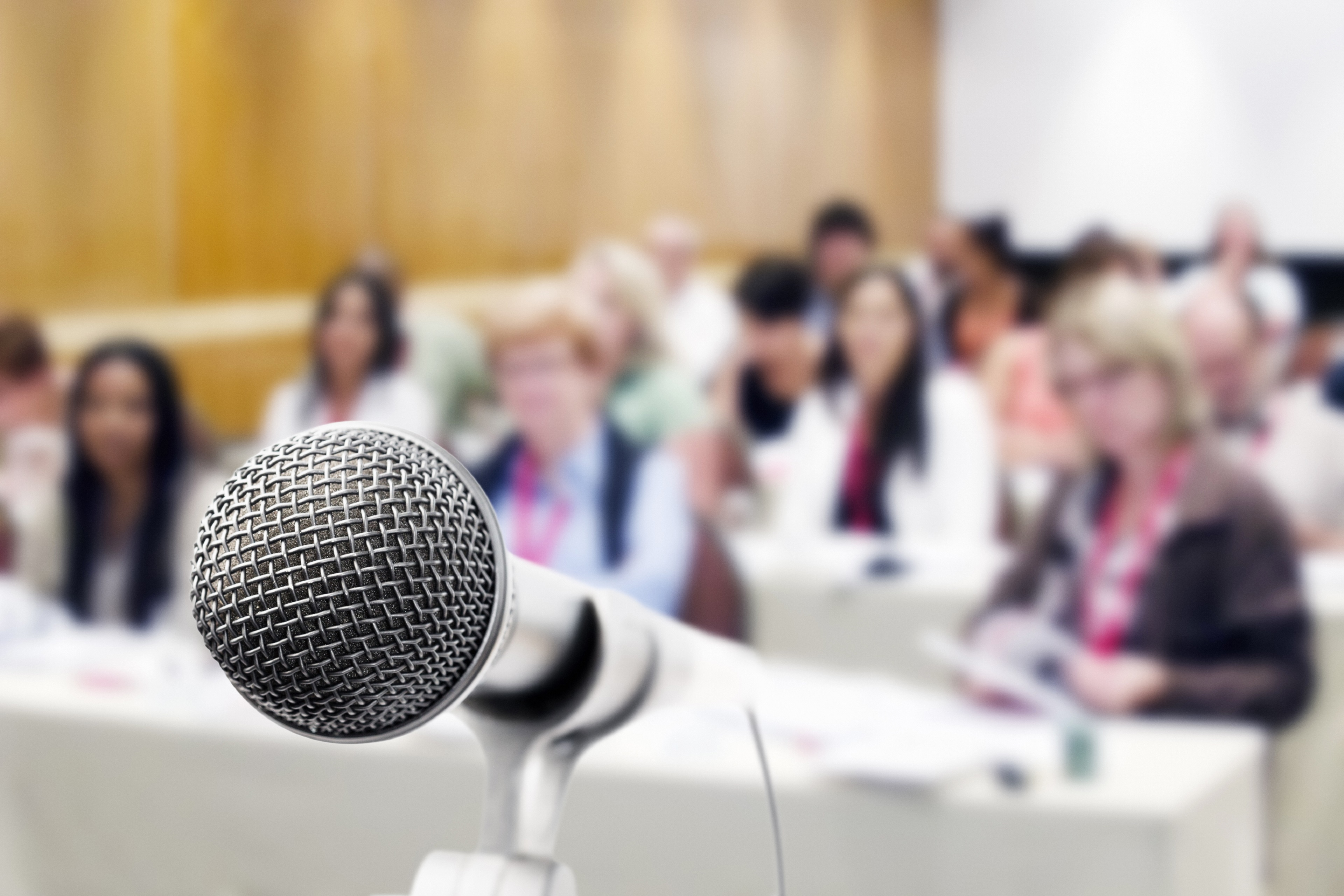  Microphone devant une assemblée