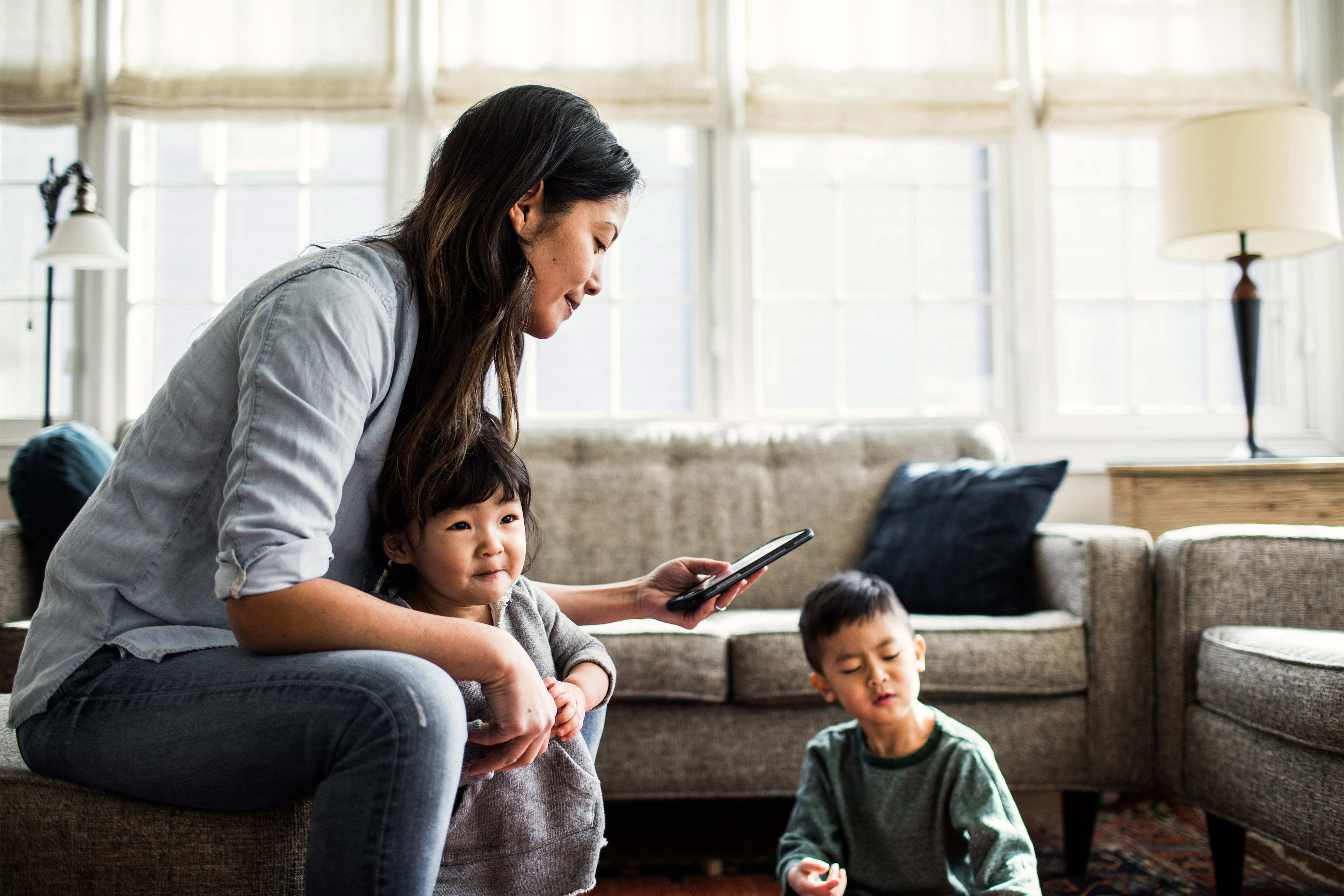 EY調査、海外赴任時の帯同家族の就労状況、帯同する子の費用負担が課題