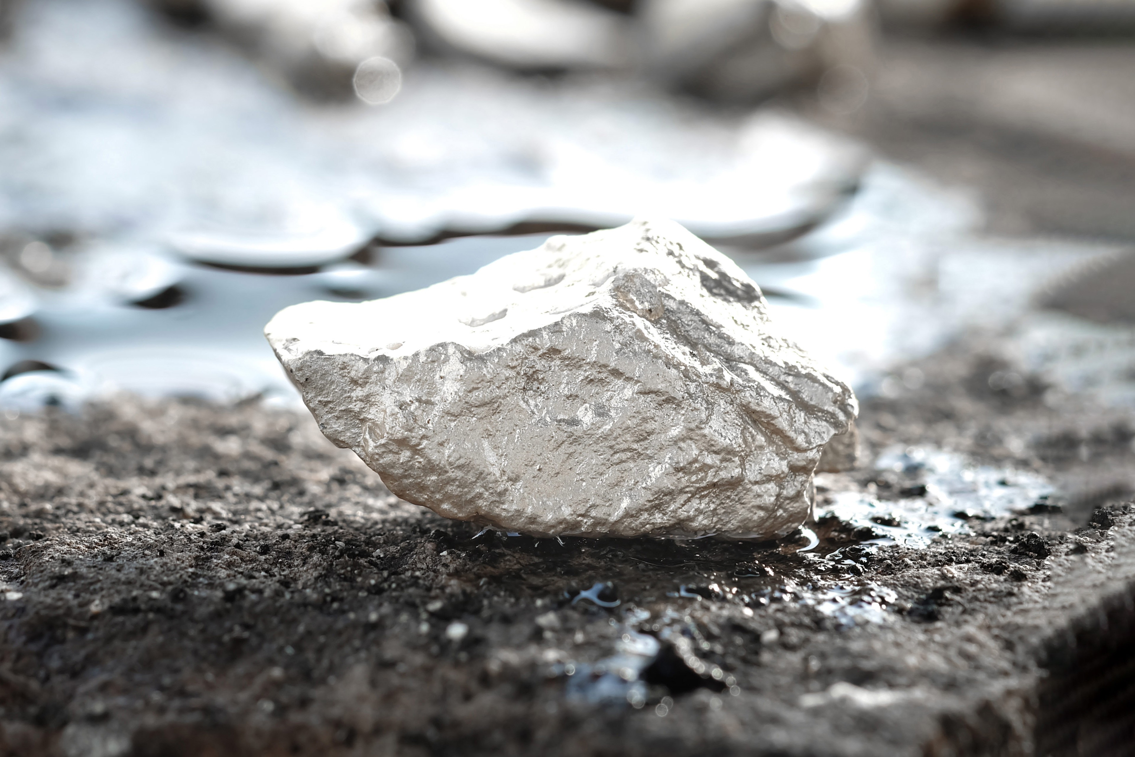 Trozo de plata en bruto sobre una superficie rocosa