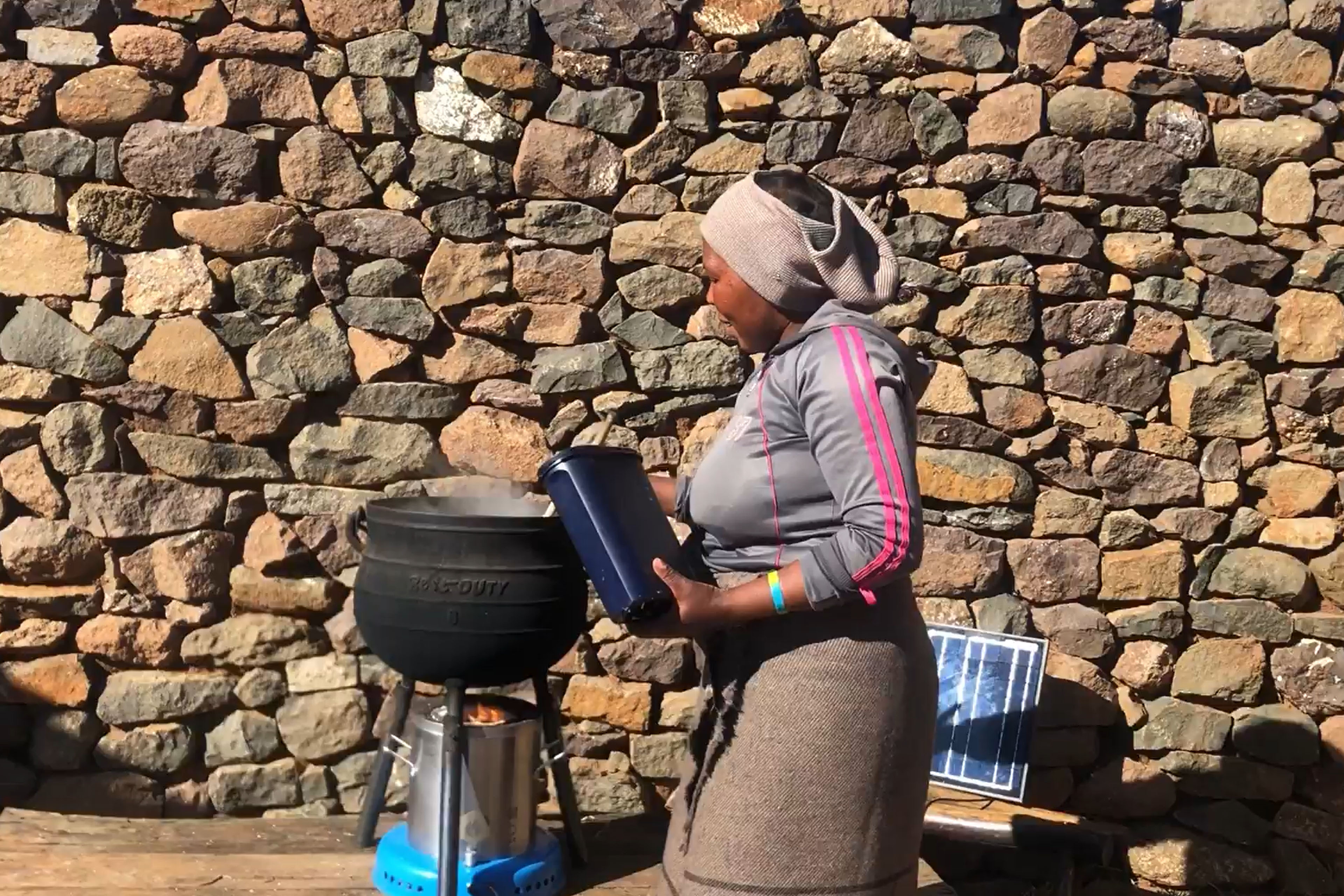 Afrikaanse vrouw aan het koken