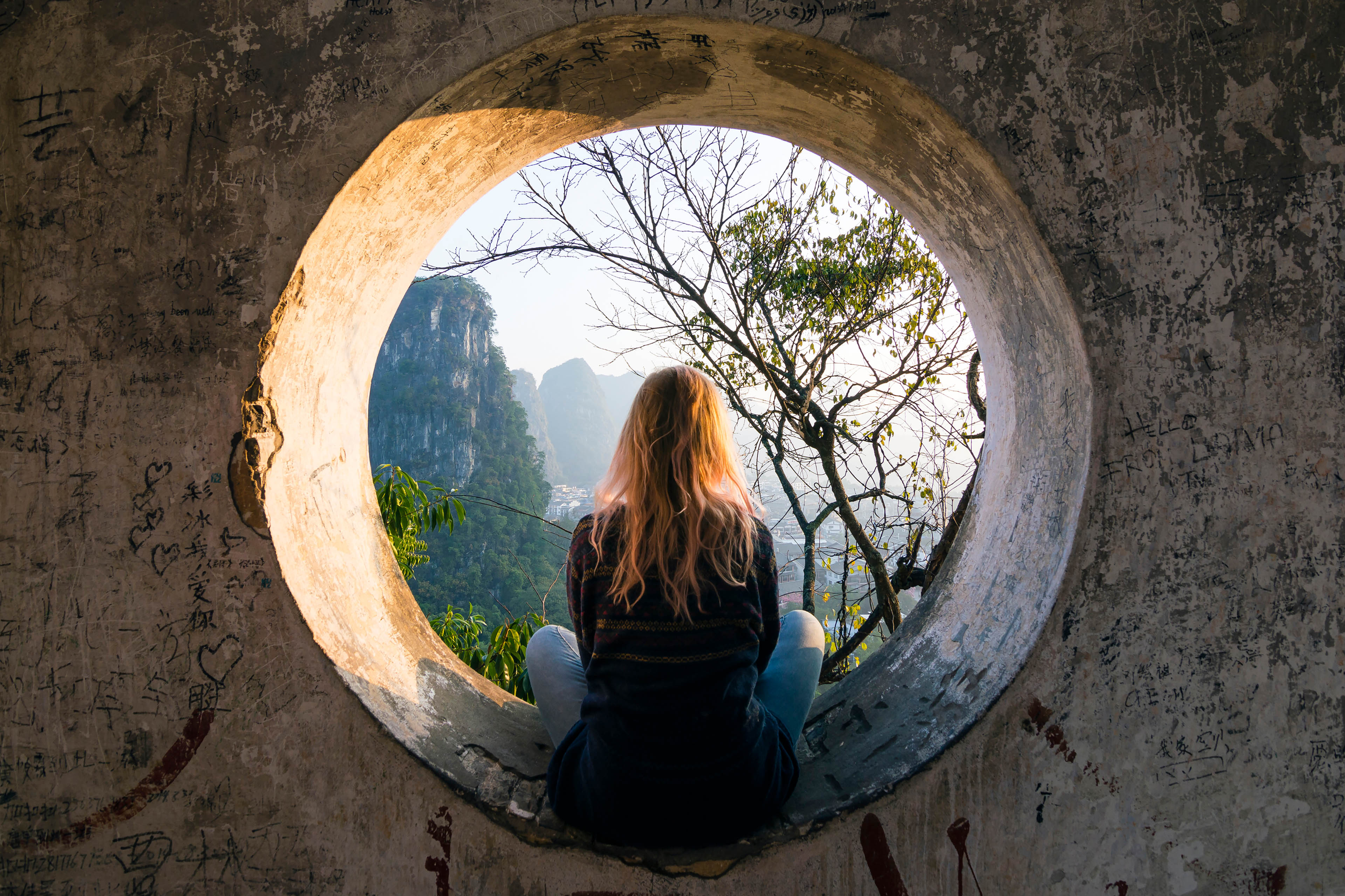 Jonge vrouw geniet van het uitzicht over Yangshuo