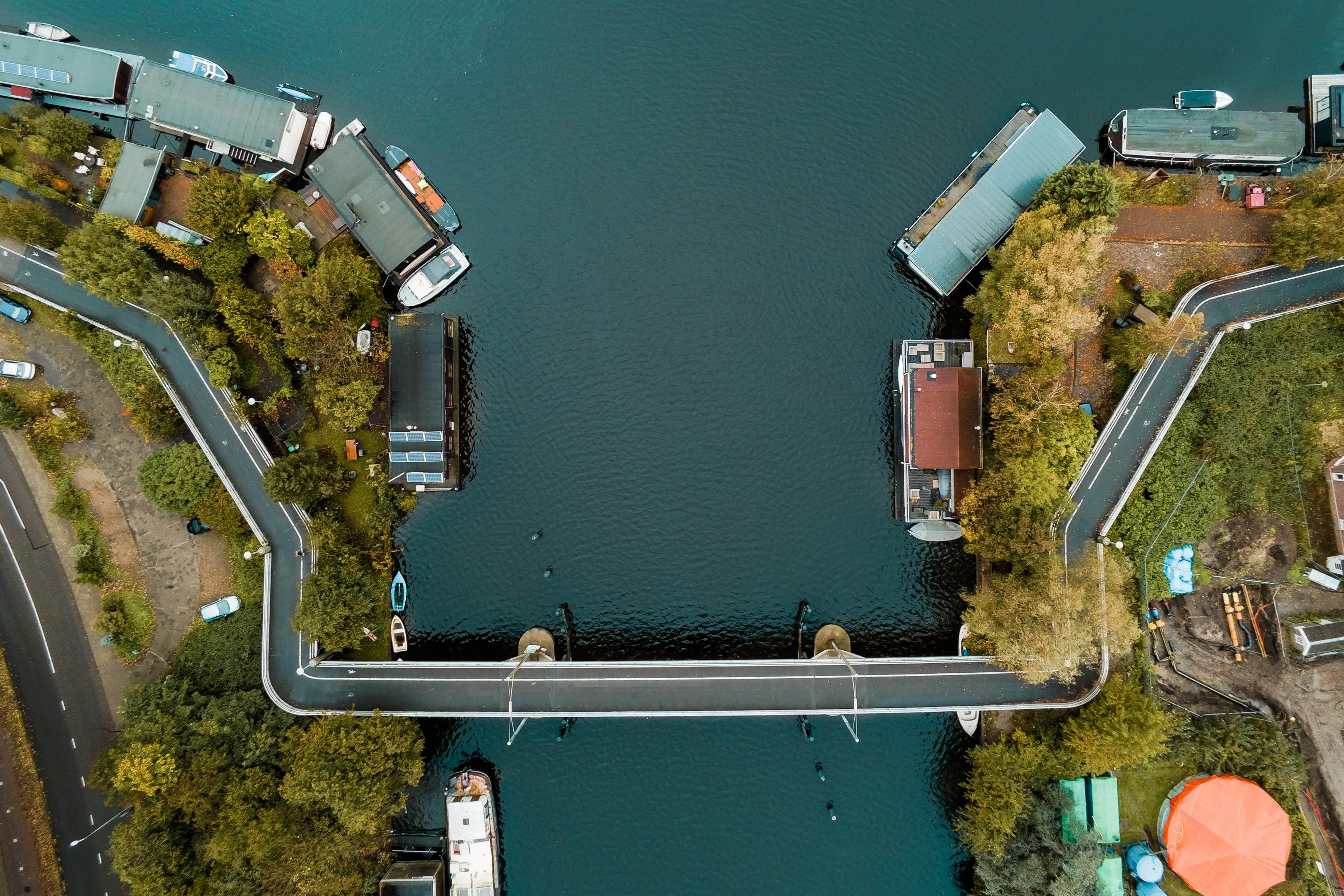 Luchtfoto van een kanaal over een rivier