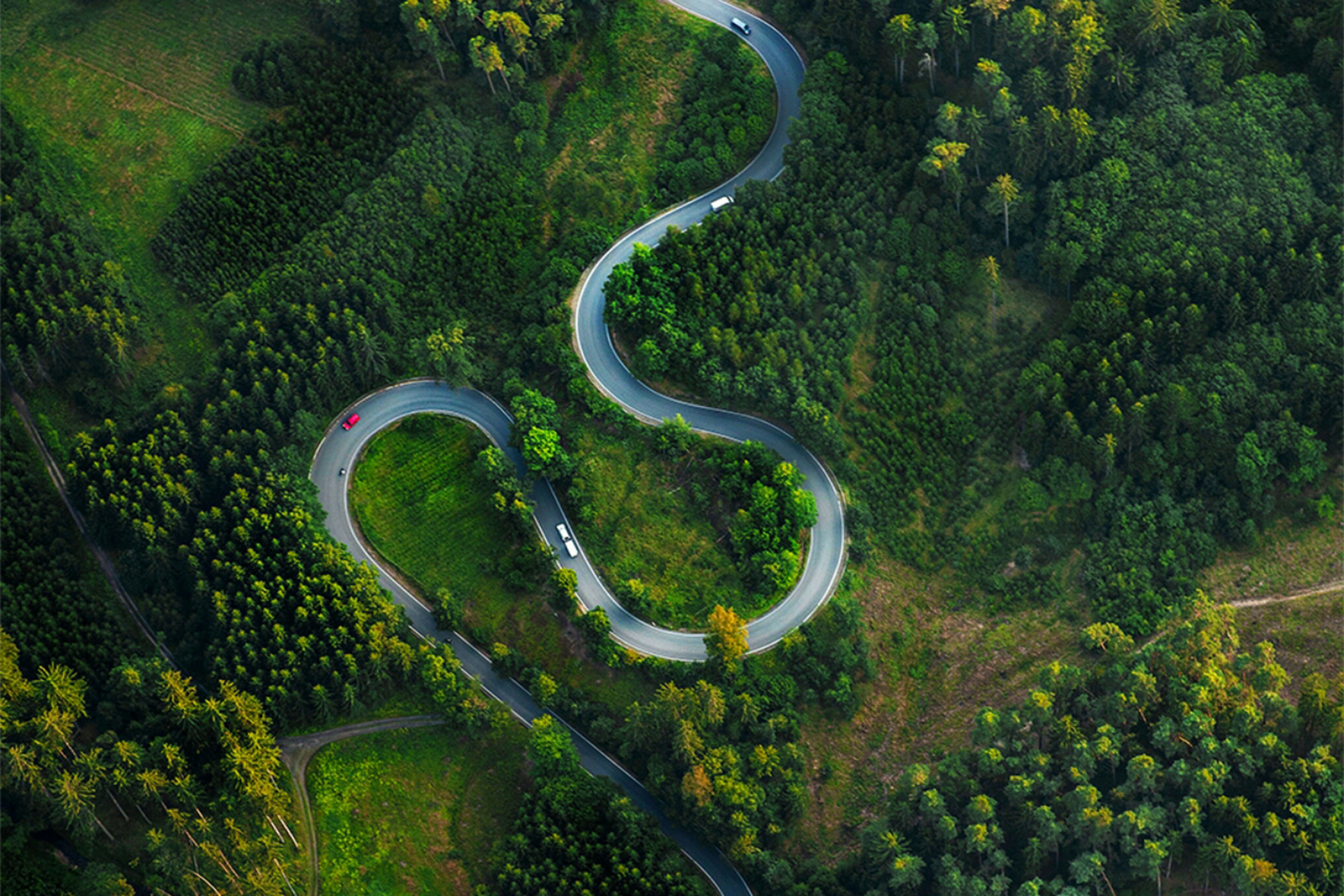 Mann med kart i fjellomgivelser