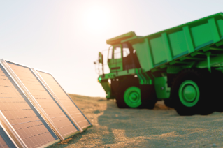 Painel solar ao lado de um caminhão