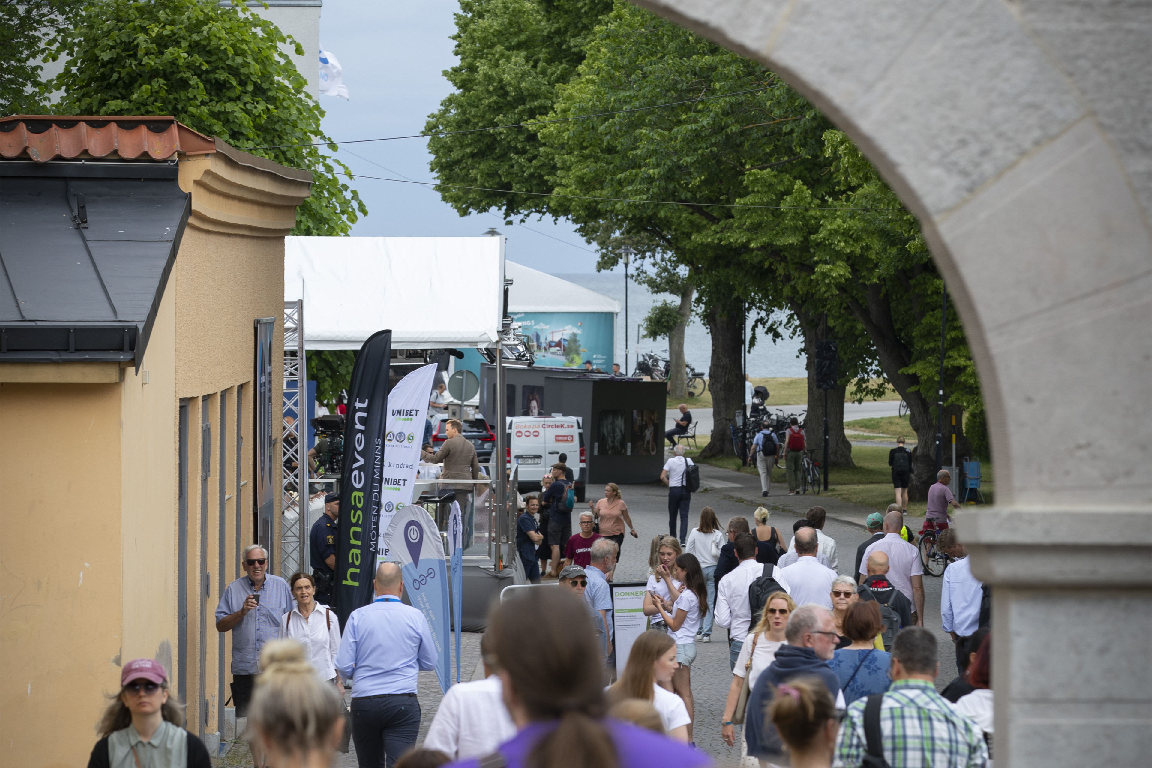 Personer som promenerar i Visby nära Almedalen