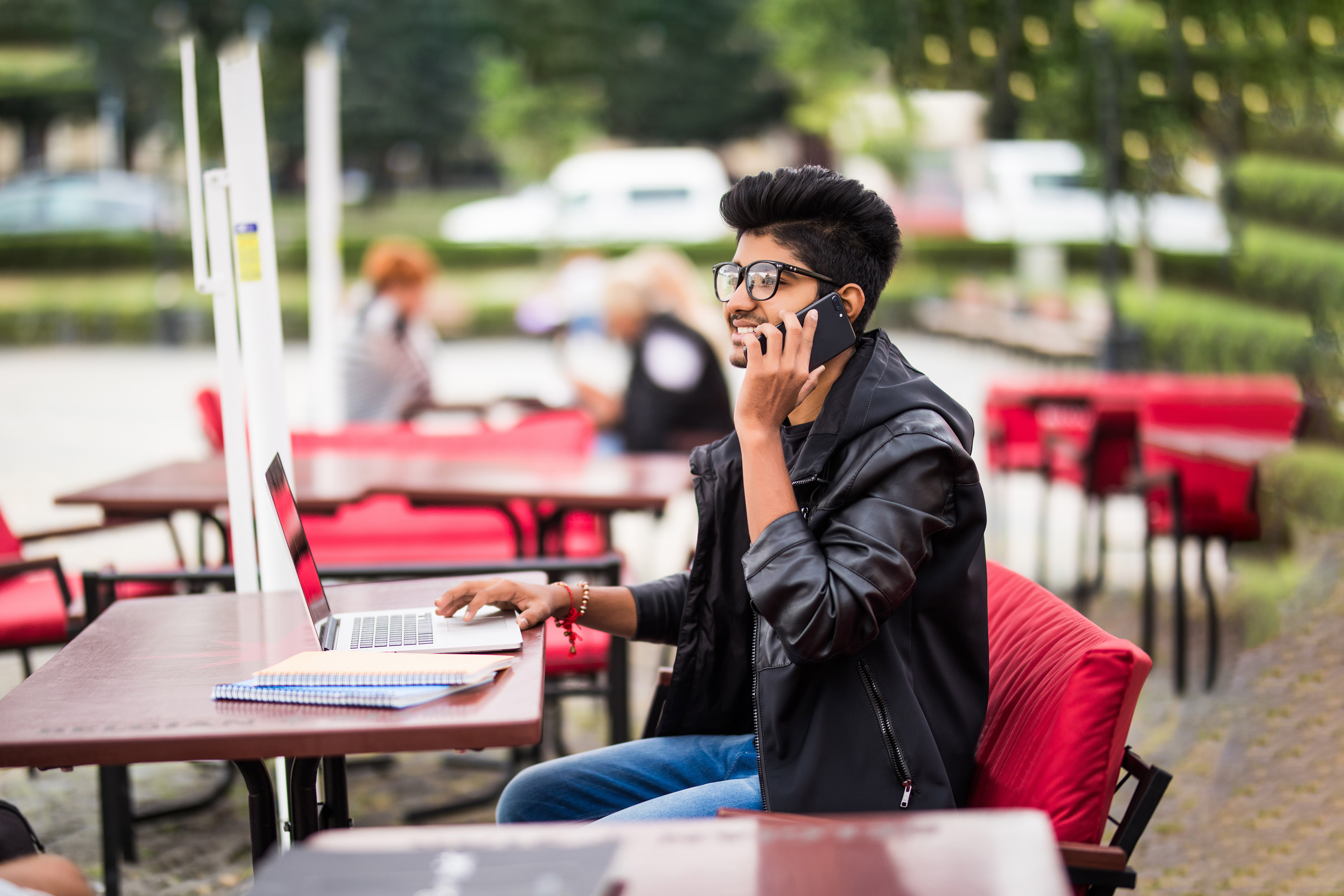 Man pratar i telefon på ett kafé