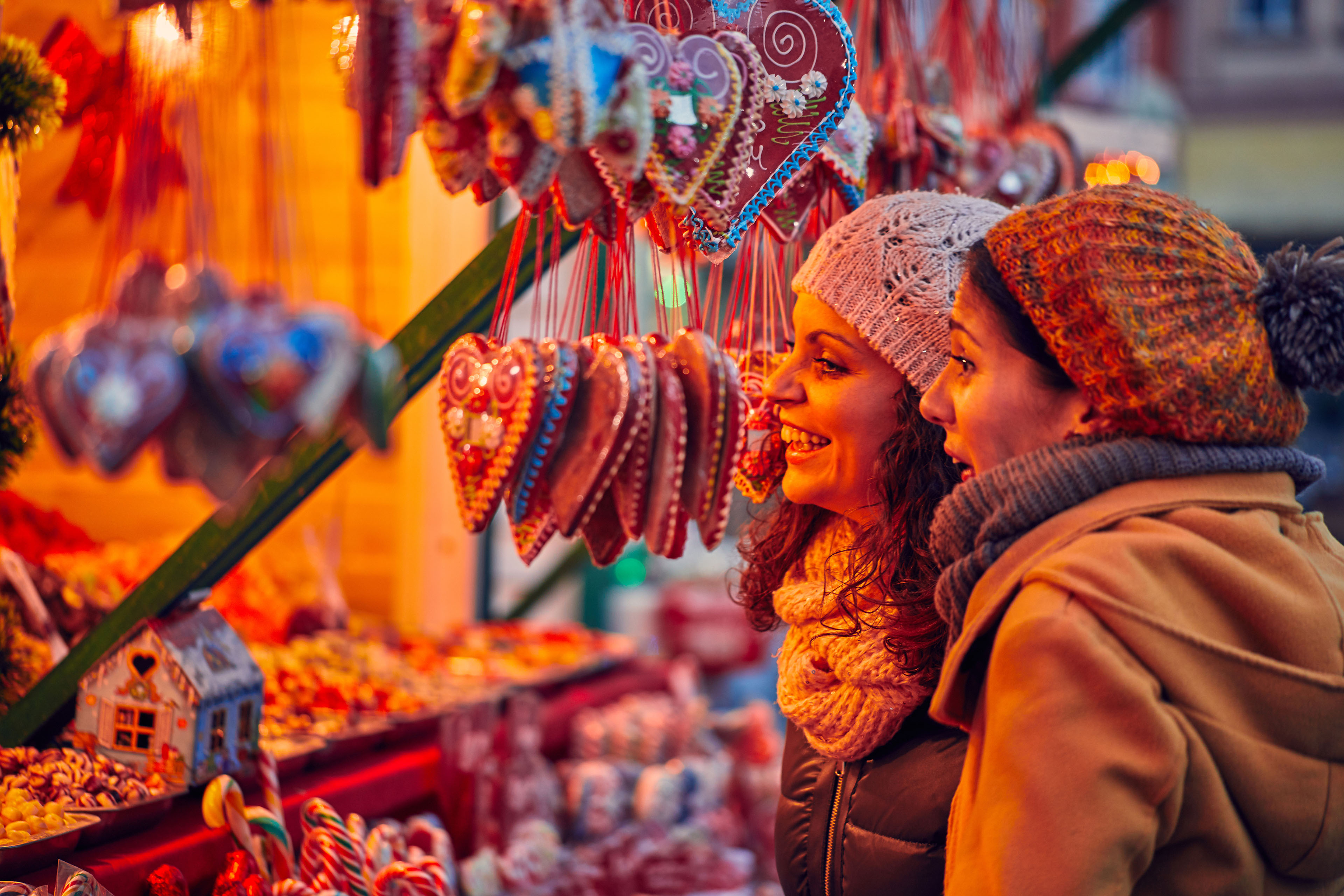 Två glada väninnor på julmarknad