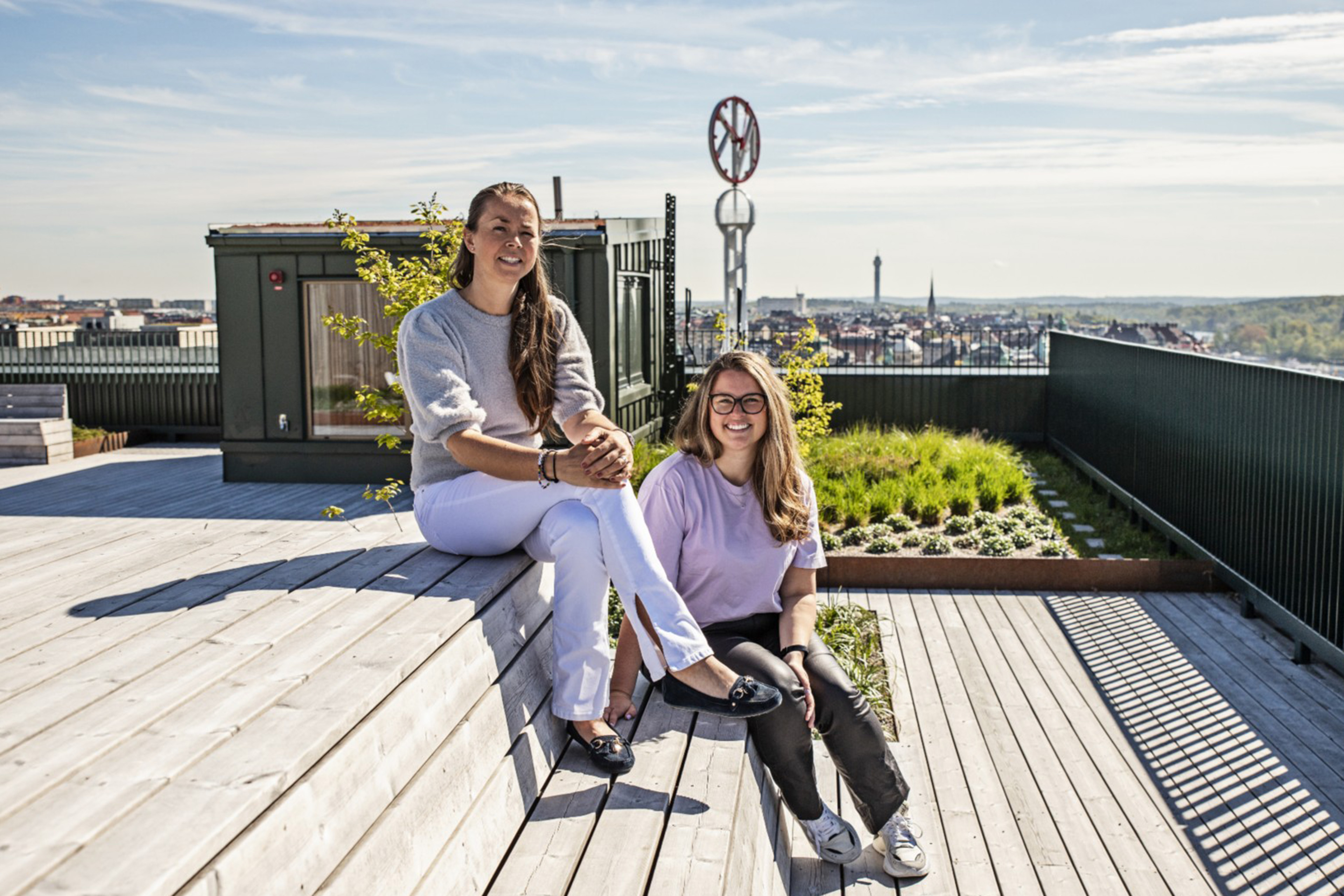 Anna Svanberg och Felicia Jönsson på EY:s takterrass på Hamngatan i Stockholm.