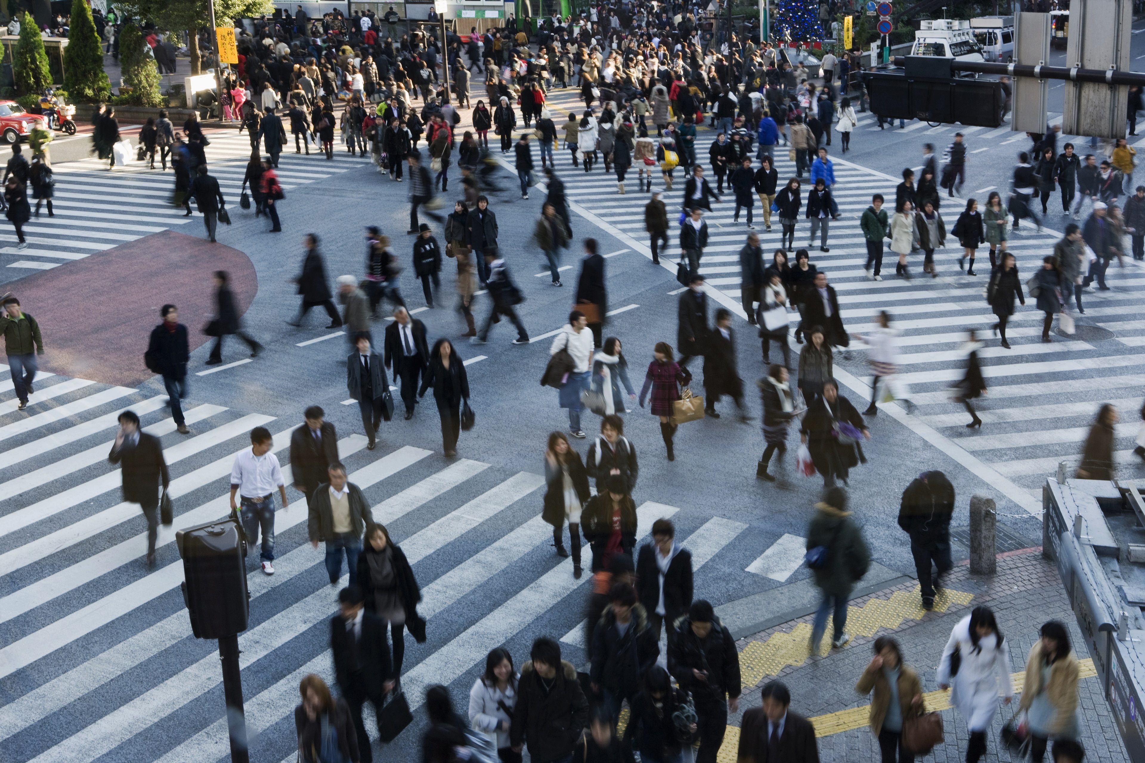 東京街頭繁忙的十字路口。